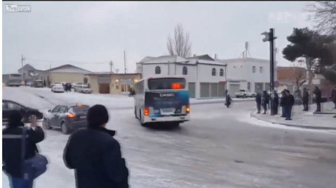 Απίστευτο βίντεο: Δείτε πως «οδηγούν» στον πάγο στο Αζερμπαϊτζάν